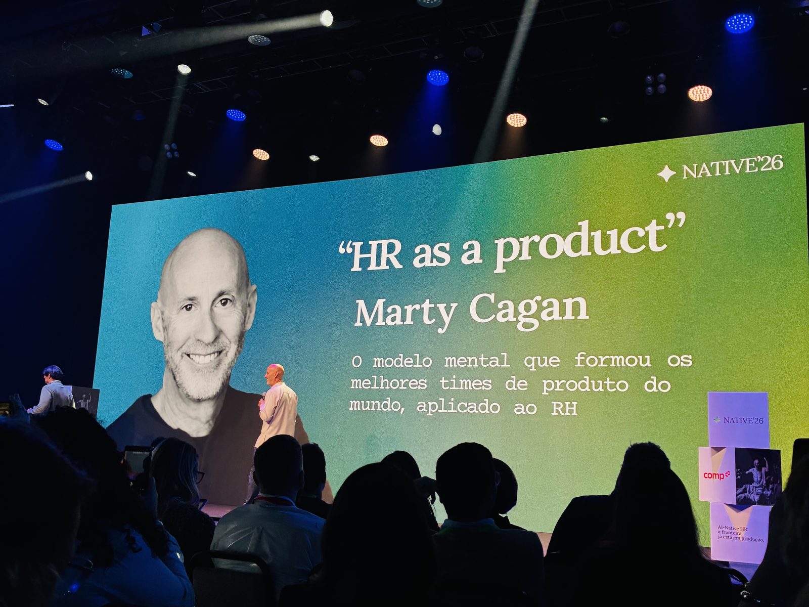 Marty Cagan no palco do NATIVE'26, com o telão anunciando a palestra "HR as a product"