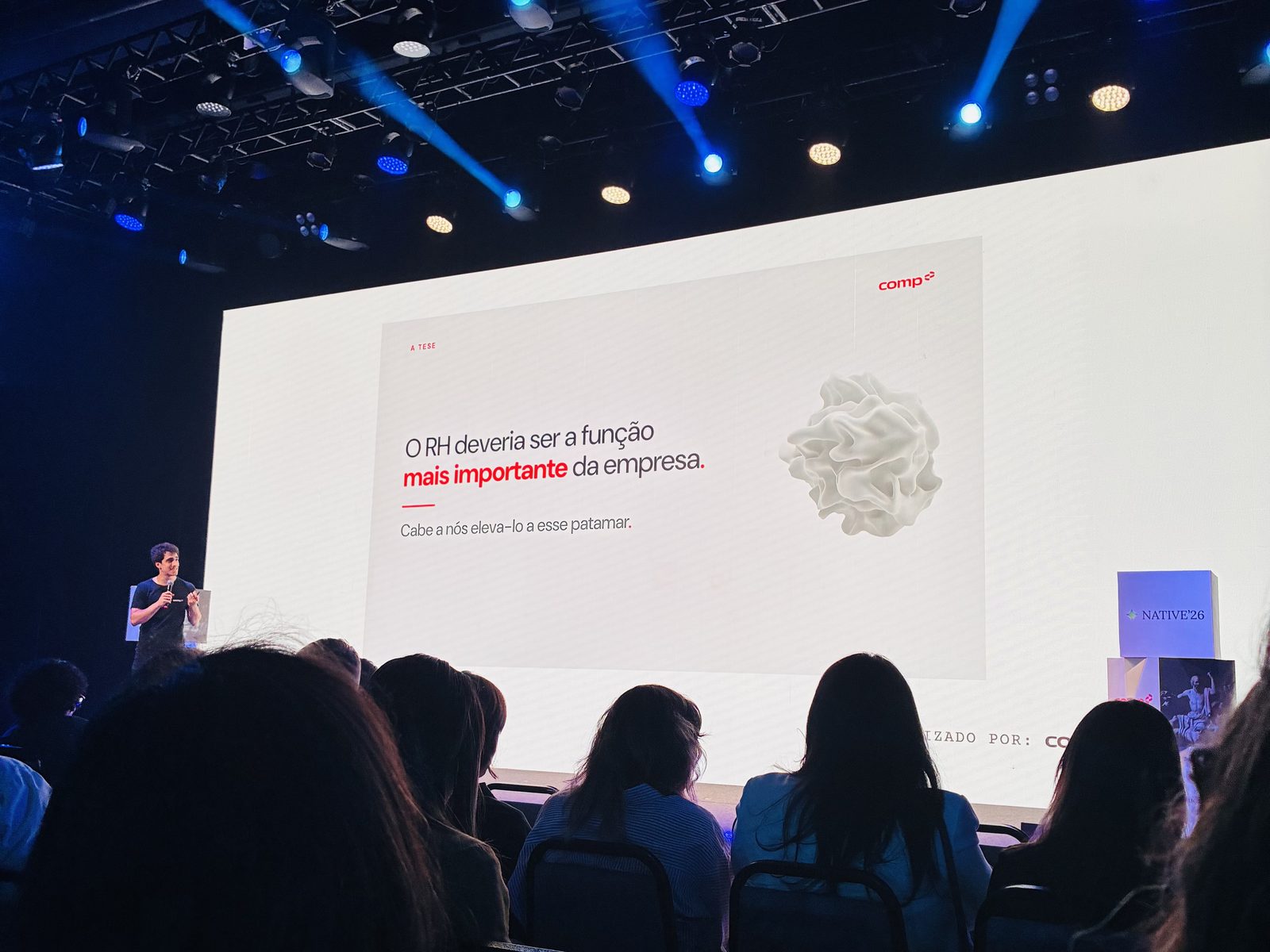 Pedro Bobrow no palco, diante do slide "O RH deveria ser a função mais importante da empresa"